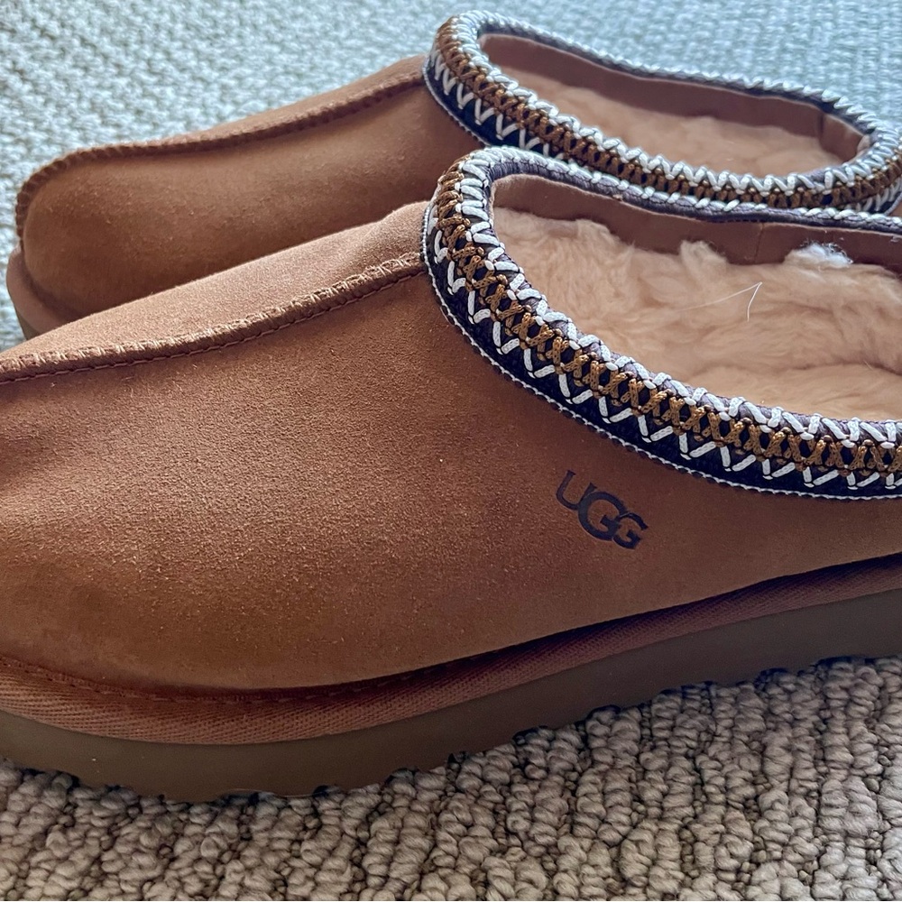UGG brown suede clogs. Great condition. Women’s size 8 - Picture 2 of 5